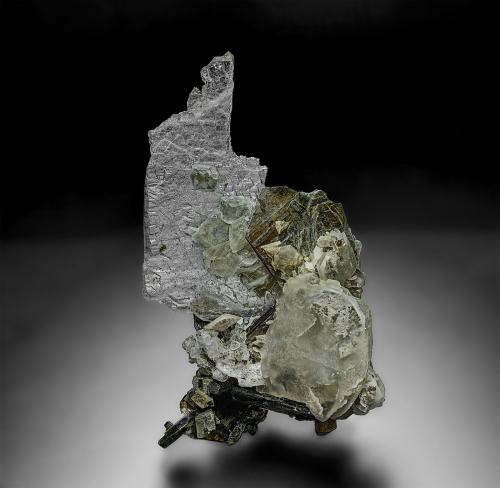 Quartz, Calcite, Muscovite<br />Rist Mine, Hiddenite, Alexander County, North Carolina, USA<br />7.5 x 4.3 cm<br /> (Author: am mizunaka)