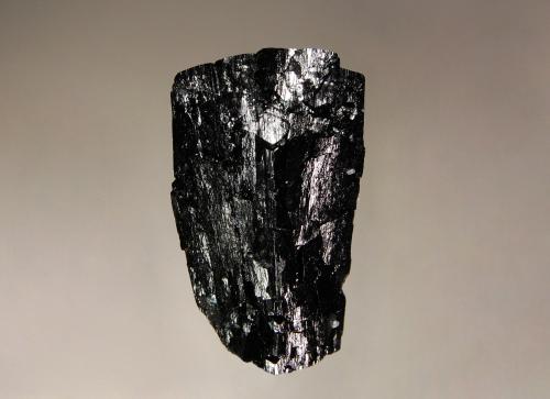 Ilvaite<br />Mina First Sovetskii, Dalnegorsk, Distrito urbano Dalnegorsk, Primorsky Krai, Rusia<br />5.7 x 3.4 x 2.9 cm<br /> (Author: Michael Shaw)