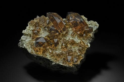 Quartz (variety smoky quartz)<br />Galenstock Mountain, Tiefenbach, Urseren, Uri, Switzerland<br />9.9 x 7.4 cm<br /> (Author: am mizunaka)