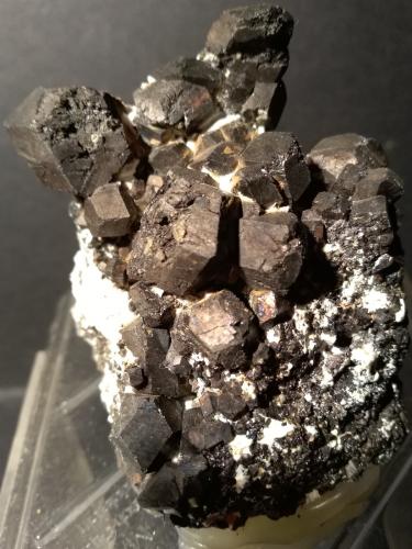 Magnetita<br />Brosso Mine, Cálea, Léssolo, Canavese District, Metropolitan City of Turin Province, Piedmont (Piemonte), Italy<br />73 x 61 mm<br /> (Autor: Sante Celiberti)