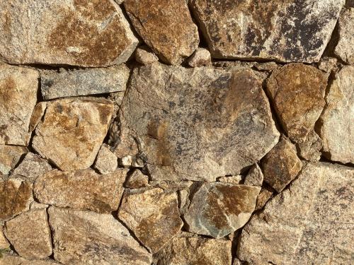 El muro de fragmentos de granitoides<br /><br /><br /> (Autor: Emilio Téllez)