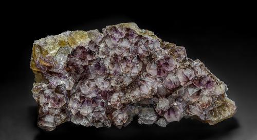 Quartz (variety amethyst), Fluorite<br />Highway #17 roadcut, Rossport, Thunder Bay District, Ontario, Canada<br />10.5 x 5.4 cm<br /> (Author: am mizunaka)