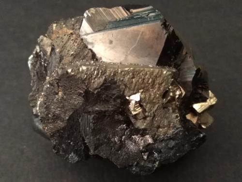 Sphalerite, Chalcopyrite, Pyrite, Quartz<br />Alimon Mine (Animon Mine), Huaron mining district, Huayllay District, Pasco Province, Pasco Department, Peru<br />43 x 34 mm<br /> (Author: Sante Celiberti)