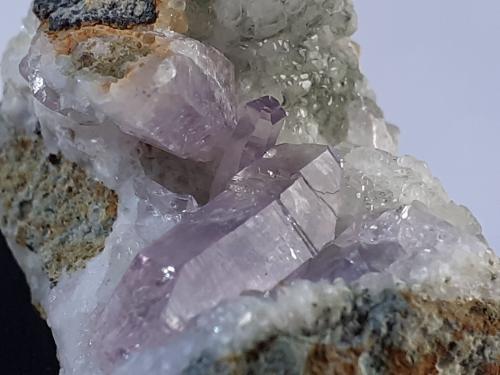 Quartz (variety Amethyst), Calcite<br />Bombori, Provincia Chayanta, Departamento Potosí, Bolivia<br />3,5 x 2,5 cm<br /> (Author: Volkmar Stingl)