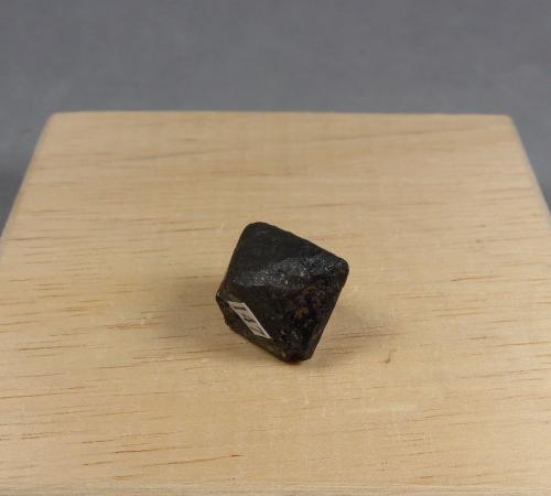 Cromita<br />Hangha, Distrito Kenema, Provincia Oriental, Sierra Leona<br />1,4 x 1,4 x 1,4 cm.  (1,1 cm. de arista)<br /> (Autor: J. G. Alcolea)