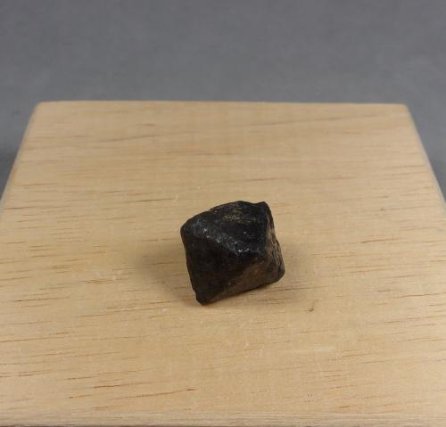 Cromita<br />Hangha, Distrito Kenema, Provincia Oriental, Sierra Leona<br />1,4 x 1,4 x 1,4 cm.  (1,1 cm. de arista)<br /> (Autor: J. G. Alcolea)