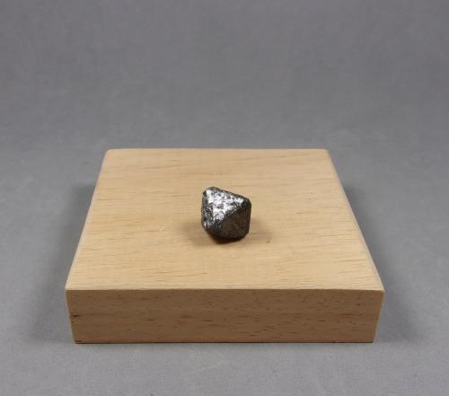 Cromita<br />Hangha, Distrito Kenema, Provincia Oriental, Sierra Leona<br />1,4 x 1,4 x 1,4 cm.  (1,1 cm. de arista)<br /> (Autor: J. G. Alcolea)