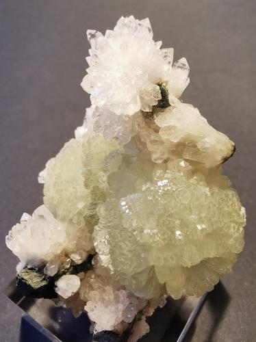 Prehnite<br />Zona Imilchil, Anti-Atlas, Provincia Er Rachidia, Región Drâa-Tafilalet, Marruecos<br />4,7 cm x 6 cm<br /> (Author: Enrique Llorens)