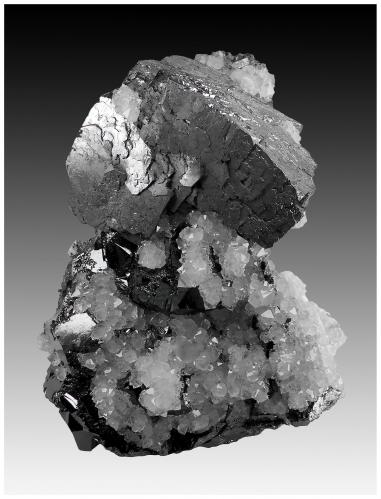 Galena, Quartz, Sphalerite<br />W.L. Davis-Deardorff Mine, Ozark-Mahoning group, Cave-in-Rock Sub-District, Hardin County, Illinois, USA<br />15 cm x 13 cm x 7 cm<br /> (Author: silvia)