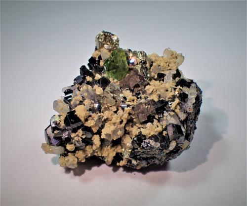 Ludlamite, Sphalerite, Siderite, Pyrite, Quartz<br />Trepča Complex, Trepča Valley, Kosovska Mitrovica, Kosovska Mitrovica District, Kosovo<br />36 mm x 29 mm x 21 mm<br /> (Author: Don Lum)