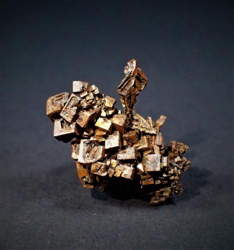Native Copper (Spinel Twin, Cubic Crystals)<br />Mina Phoenix, Phoenix, Condado Keweenaw, Michigan, USA<br />22 mm x 18 mm<br /> (Author: Don Lum)