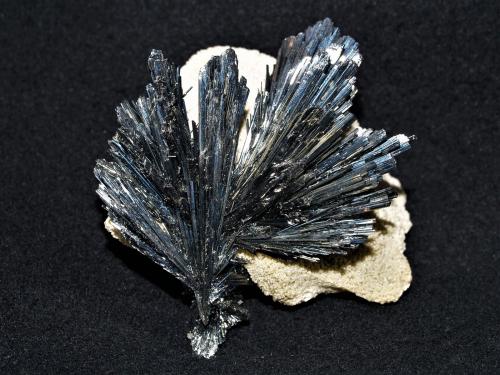 Stibnite<br />Mina Herja, Chiuzbaia, Baia Sprie, Maramures, Rumanía<br />5.5 x 6 x 3.5 cm<br /> (Author: Joseph DOliveira)