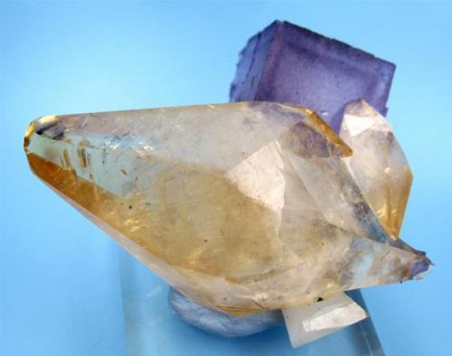 Calcite, fluorite
Elmwood Mine, Carthage, Smith County, Tennessee, USA
82 mm x 60 mm x 40 mm (Author: Carles Millan)