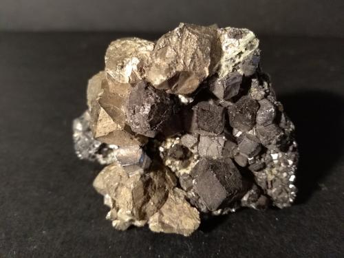 Magnetita, Pirita<br />Brosso Mine, Cálea, Léssolo, Canavese District, Metropolitan City of Turin Province, Piedmont (Piemonte), Italy<br />62 x 43 mm<br /> (Autor: Sante Celiberti)