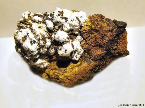 Alumohidrocalcita<br />Elvira Mine, Rocabruna, Bruguers, Gavà, Comarca Baix Llobregat, Barcelona, Catalonia / Catalunya, Spain<br />60 x 40 mm<br /> (Autor: Joan Niella)