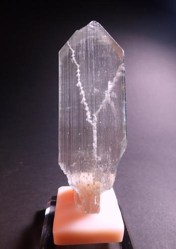 Spodumene (variety kunzite)<br />Pegmatita Mawi, Nilaw-Kolum, Distrito Du Ab, Provincia Nuristan, Afganistán<br />173 mm x 59 mm<br /> (Author: Don Lum)