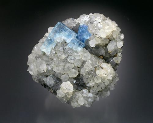 Fluorite and Quartz<br />Minas Bere Alston, Bere Ferrers, Tavistock, Devon, Inglaterra / Reino Unido<br />8x6x4 cm overall size<br /> (Author: Jesse Fisher)