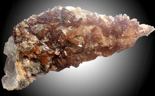 Childrenita<br />Mina Poço Dantas, Valle Piauí, Taquaral, Itinga, Vale do Jequitinhonha, Minas Gerais, Brasil<br />28 x 10 x 8 mm<br /> (Autor: José Luis Zamora)