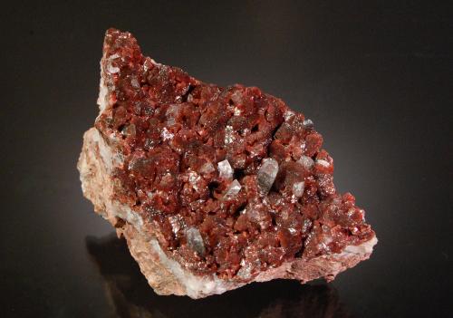 Beta-Roselite and Calcite<br />Mina Oumlil, Oumlil, distrito minero Bou Azzer, Provincia Zagora, Región Drâa-Tafilalet, Marruecos<br />7.9 x 4.5 x 4.2 cm.<br /> (Author: Michael Shaw)