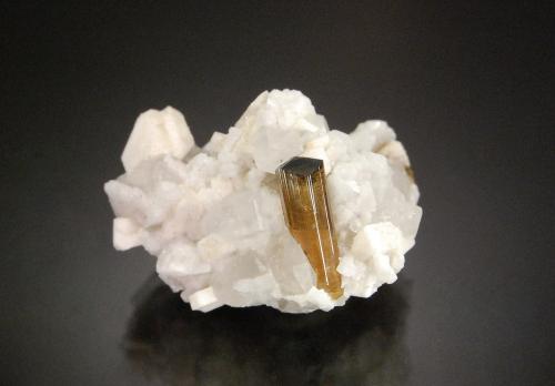 Elbaite<br />Beni Bouzra (Bni Bouzra), Provincia Chefchaouen, Región Tanger-Tetouan-Al Hoceima, Marruecos<br />2.5 x 2.0 cm<br /> (Author: Michael Shaw)