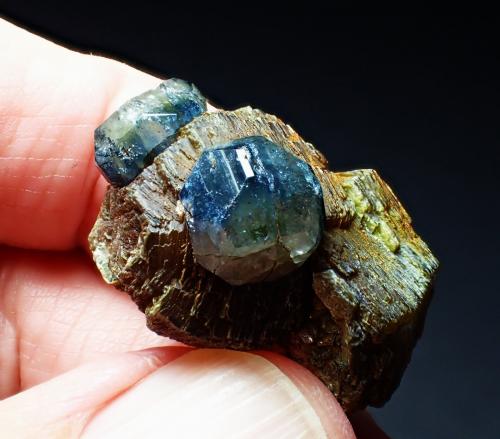 Apatite, Muscovite<br />Erongo Mountain, Usakos, Erongo Region, Namibia<br />20 mm x 17 mm x 15 mm<br /> (Author: Don Lum)
