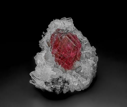 Rhodochrosite, Quartz<br />Distrito Morococha, Provincia Yauli, Departamento Junín, Perú<br />7.2 x 5.3 cm<br /> (Author: am mizunaka)