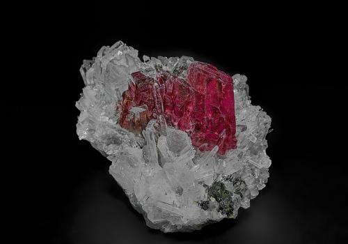 Rhodochrosite, Quartz<br />Distrito Morococha, Provincia Yauli, Departamento Junín, Perú<br />7.2 x 5.3 cm<br /> (Author: am mizunaka)