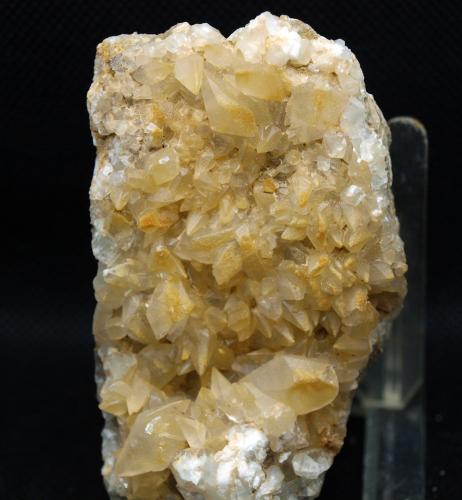 Calcita<br />Cantera Cabezoncillo, Cabeçonet/Alto del Salmitre, Municipio Busot, Comarca Campo de Alicante, Alicante / Alacant, Comunidad Valenciana / Comunitat Valenciana, España<br />7.5 c 4.5 cm<br /> (Autor: Pedro Antonio)