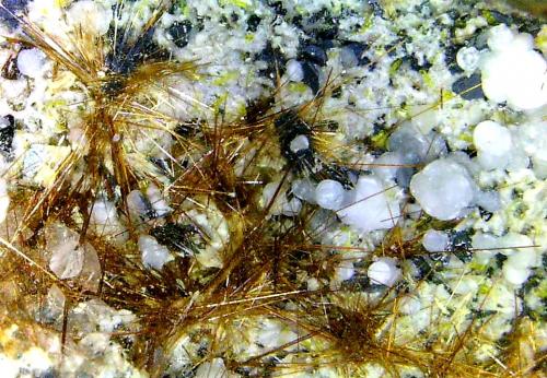 Yuanfuliita, Fluorapatito, Hematites, Calcita<br />Nuestra Señora del Carmen Mines, La Celia, Jumilla, Comarca Altiplano, Region of Murcia (Murcia), Spain<br />Campo de visión 10 mm.<br /> (Autor: Antonio P. López)
