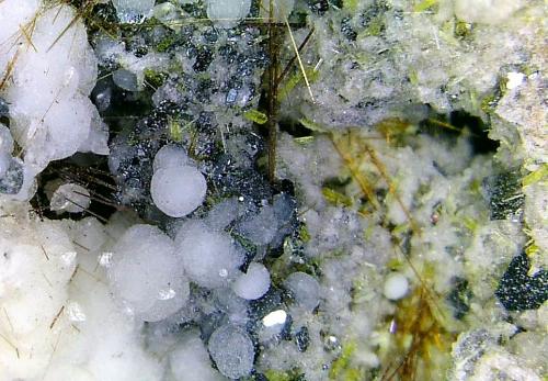 Calcita, Diópsido, Yuanfuliita<br />Minas Nuestra Señora del Carmen, La Celia, Jumilla, Comarca Altiplano, Región de Murcia (Murcia), España<br />Campo de visión 5 mm.<br /> (Autor: Antonio P. López)