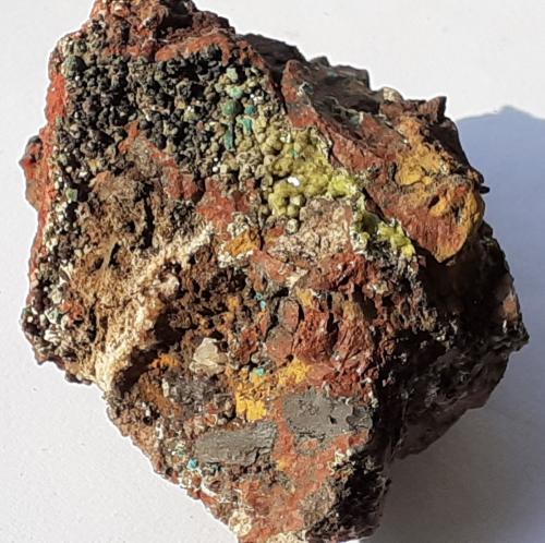 Rosasite, Smithsonite, Goethite, Jarosite<br />Mina Christiana, Minas Kamariza, Agios Konstantinos, Distrito minero Lavrion, Prefectura Attikí (Attica), Grecia<br />4 x 3,5 cm<br /> (Author: Volkmar Stingl)