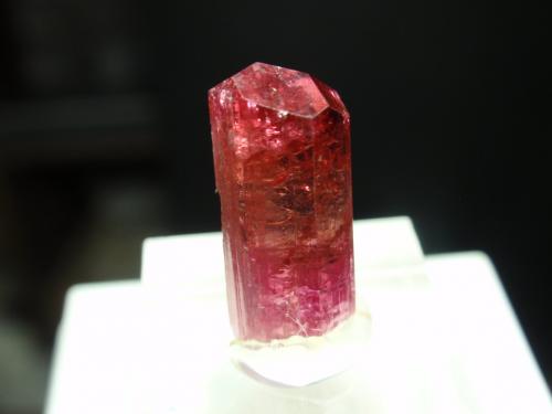 Turmalina (variedad rubelita)<br />Cruzeiro Mine, Santa Maria do Suaçui, Governador Valadares, Vale do Rio Doce, Minas Gerais, Brazil<br />9x15 mm<br /> (Autor: Ignacio)