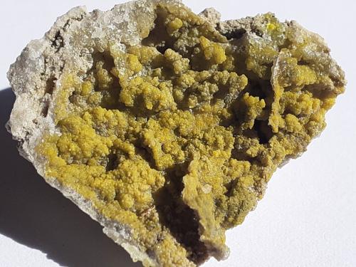 Smithsonite (variety cadmian smithsonite), Wulfenite<br />Mina Feigenstein, Monte Wannig, Nassereith, Distrito Imst, Tirol Norte, Tirol, Austria<br />2,5 x 2,5 cm<br /> (Author: Volkmar Stingl)