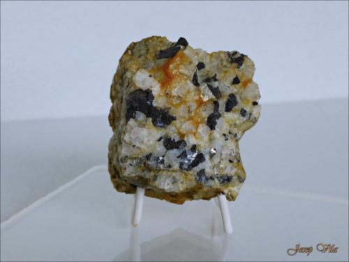 Esfalerita<br />Mina Leonor, Minas de Osor, Osor, Comarca La Selva, Gerona / Girona, Cataluña / Catalunya, España<br />55 x 50 x 45 mm.<br /> (Autor: Josep Vila - P.)