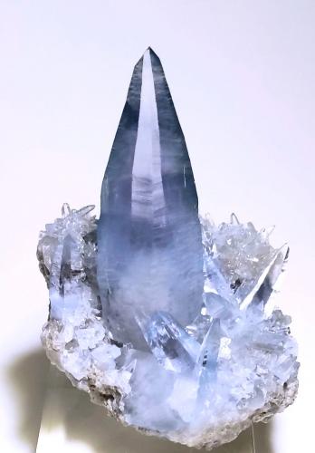 Celestine<br />Sakoany deposit, Katsepy Commune, Mitsinjo District, Boeny Region, Mahajanga (Majunga) Province, Madagascar<br />85 mm x 65 mm. Main crystal: 65 mm. Mass: 192 g<br /> (Author: Carles Millan)