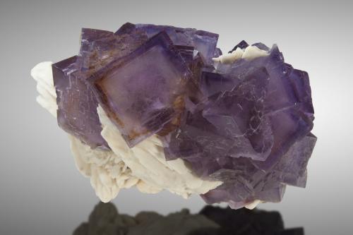Fluorita, Barita<br />La Cabaña, Valdelmar, zona minera de Berbes, Berbes, Ribadesella, Comarca Oriente, Principado de Asturias (Asturias), España<br />130 x 90mm, cristales hasta 35mm de arista<br /> (Autor: Raul Vancouver)
