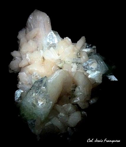 Fluorapophyllita-(K) (Apofilita), Stilbita-Ca (Estilbita-Ca)<br />Rahuri, Distrito Ahmadnagar, Maharashtra, India<br />100x80 mm.<br /> (Autor: Jesus Franquesa Baucells)