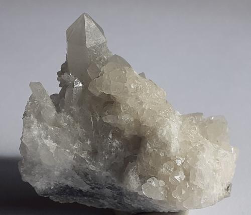Quartz, Calcite<br />Baimashan tunnel (construction site), Qianbaxia, Wuyishan, Nanping Prefecture, Fujian Province, China<br />4 x 3,5 cm<br /> (Author: Volkmar Stingl)