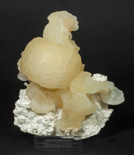 Stilbite-Ca<br />Jalgaon District, Maharashtra, India<br />11.5 × 9.6 × 4.7<br /> (Author: Jordi Fabre)