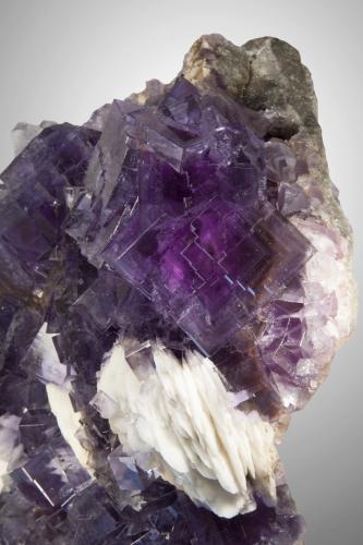 Fluorita, Barita<br />La Cabaña, Valdelmar, zona minera de Berbes, Berbes, Ribadesella, Comarca Oriente, Principado de Asturias (Asturias), España<br />Cristal de 5cm de arista<br /> (Autor: Raul Vancouver)