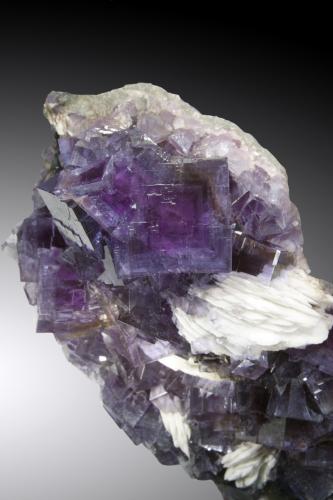 Fluorita, Barita<br />La Cabaña, Valdelmar, zona minera de Berbes, Berbes, Ribadesella, Comarca Oriente, Principado de Asturias (Asturias), España<br />Cristal de 5cm de arista<br /> (Autor: Raul Vancouver)