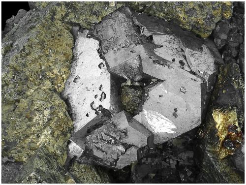 Chalcopyrite, Galena, Sphalerite and Pyrite<br />Mina Turt, Turt, Negresti-Oas, Montes Oas, Satu Mare, Rumanía<br />14 cm x 11 cm x 5 cm<br /> (Author: silvia)