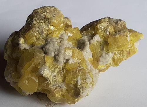 Sulfur, Calcite<br />Minas Cianciana, Cianciana, Provincia Agrigento (Girgenti), Sicilia, Italia<br />9 x 6,5 cm<br /> (Author: Volkmar Stingl)