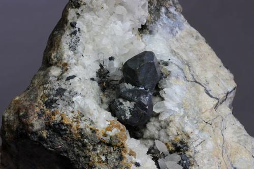 Acanthita (Acantita) y Plata<br />Uchucchacua Mine, Oyón Province, Lima Department, Peru<br />cristales acantita 3 cm<br /> (Autor: Ramon A  Lopez Garcia)