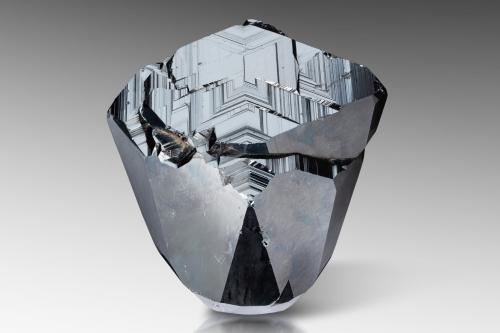 Hematite<br />Congonhas (Congonhas do Campo), Minas Gerais, Brazil<br />10.5 x 11.5 x 6.5 cm / main crystal size: 11.4 cm<br /> (Author: MIM Museum)