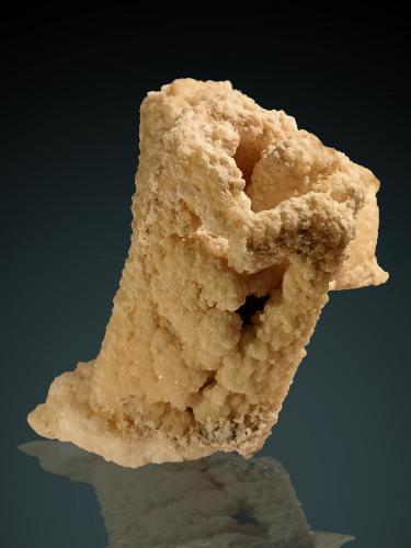 Calcite (variety kanonenspat) and Quartz<br />Jebel Masker, Imilchil area, Tounfit, Khénifra Province, Beni Mellal-Khenifra Region, Morocco<br />67 mm x 33 mm x 32 mm main crystal<br /> (Author: Firmo Espinar)