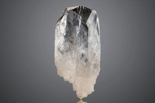 Whewellita<br />Pozo 371, nivel 1170, Distrito Schlema-Hartenstein, Erzgebirgskreis, Sajonia/Sachsen, Alemania<br />2.5 x 2 x 5.5 cm / cristal principal: 5.5 cm<br /> (Autor: Museo MIM)