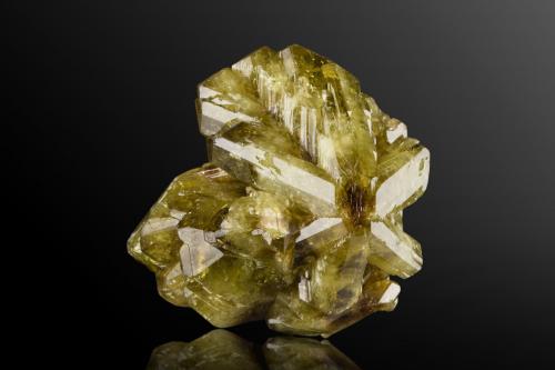 Chrysoberyl<br />Itaguaçu, Espirito Santo, Región Sudeste, Brasil<br />6 x 6.5 x 5.5 cm / main crystal: 6.3 cm<br /> (Author: MIM Museum)