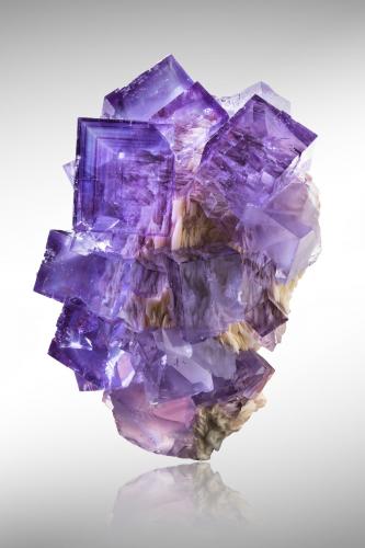 Fluorite<br />La Cabaña, Valdelmar, Berbes mining area, Berbes, Ribadesella, Comarca Oriente, Principality of Asturias (Asturias), Spain<br />11 x 8 x 4.5 cm / main crystal: 4.9 cm<br /> (Author: MIM Museum)