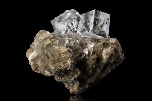 Fluorite<br />Mount Xuebaoding, Pingwu, Mianyang Prefecture, Sichuan Province, China<br />16.5 x 10 x 15 cm / main crystal: 7.3 cm<br /> (Author: MIM Museum)
